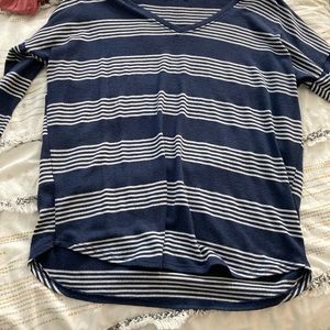 Market and Spruce size L vneck striped sweater
